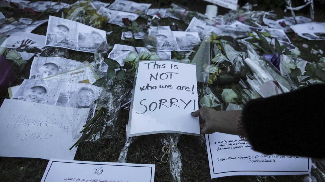 Marokkaner legten nach dem Mord an zwei skandinavischen Studentinnen Blumen vor der Botschaft Norwegens ab.