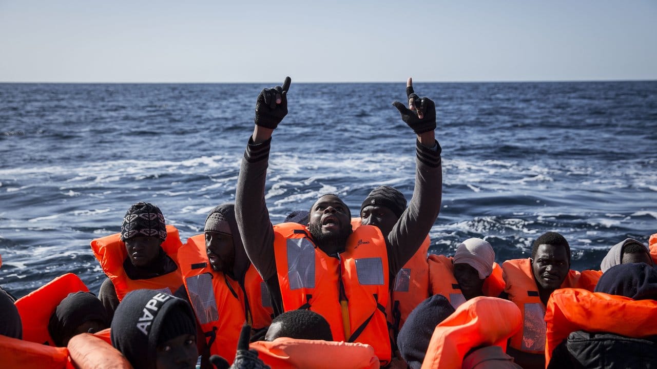 Flüchtlinge aus Afrika in einem Schlauchboot vor der Küste von Libyen.