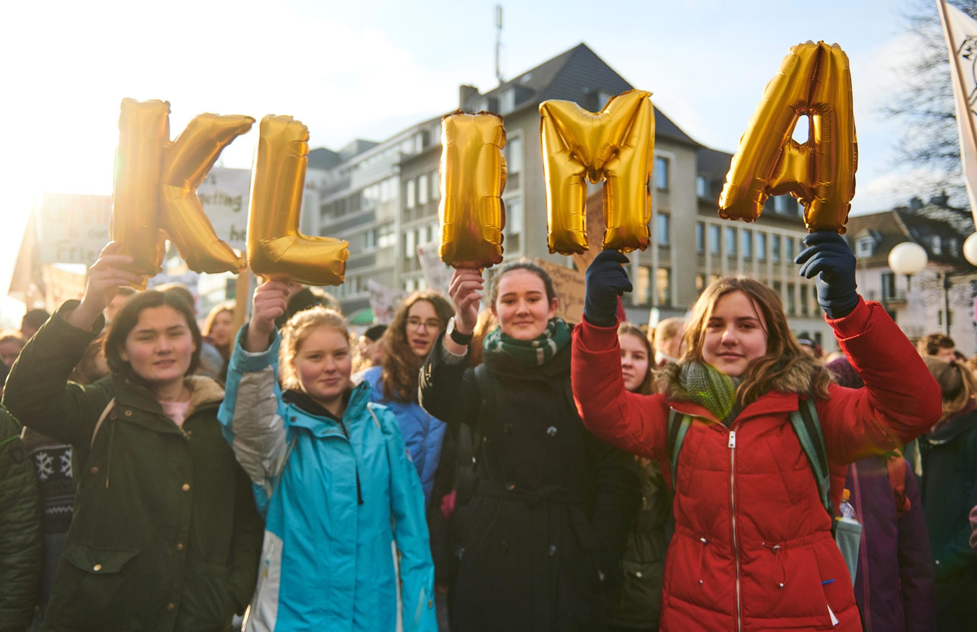 In Bonn formen Schüler das Wort "Klima".