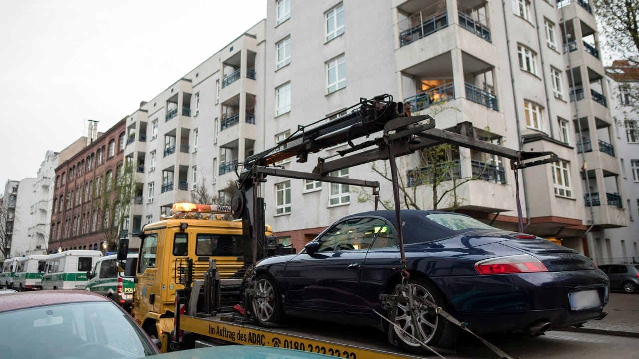 Beschlagnahmt: Ein Porsche Cabrio wird nach einem Großeinsatz im Berliner Bezirk Neukölln abtransportiert.