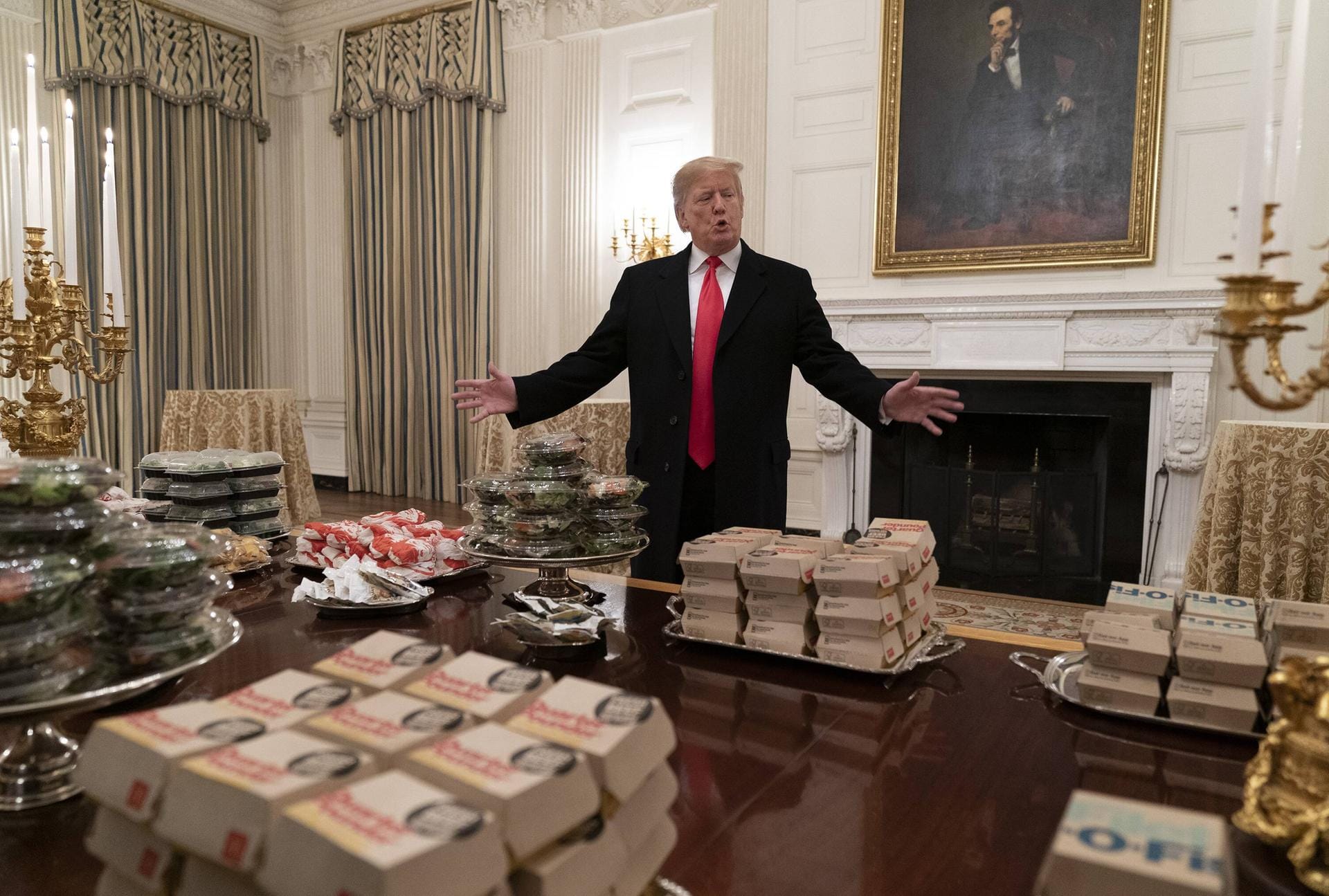 Am 14. Januar 2019 hält Trump den traditionellen Empfang des Weißen Hauses für die Gewinner der College-Football-Championship ab. Wegen des Shutdowns im US-Haushalt musste man auf Fast-Food zurückgreifen. Trump selbst schien das zu gefallen: Er isst ohnehin fast täglich Fastfood.