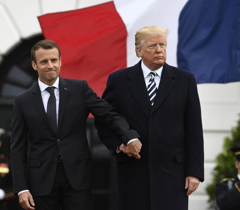 Donald Trump und der französische Präsident Emmanuel Macron beim Händchenhalten. Die Aktion am 24. April 2019 in Washington D.C. wirkte allerdings etwas verkrampft. Kein Wunder, auch mit dem Franzosen hat sich Trump schon mal inhaltlich überworfen und seinen Unmut über Twitter laut gemacht. Über die Frau des Franzosen sagte Trumps, sie sei noch gut in Form. Auch das kam nicht gut an.