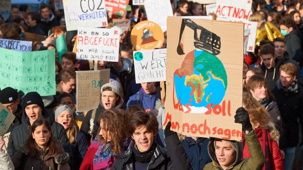 "Was soll man noch sagen" - Schüler ziehen mit Plakaten durch Bonn.
