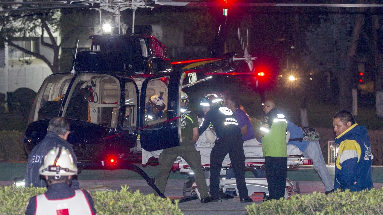 Schwerverletzte kommen mit Hubschraubern im Magdalena de las Salinas Hospital in Mexiko-Stadt an.