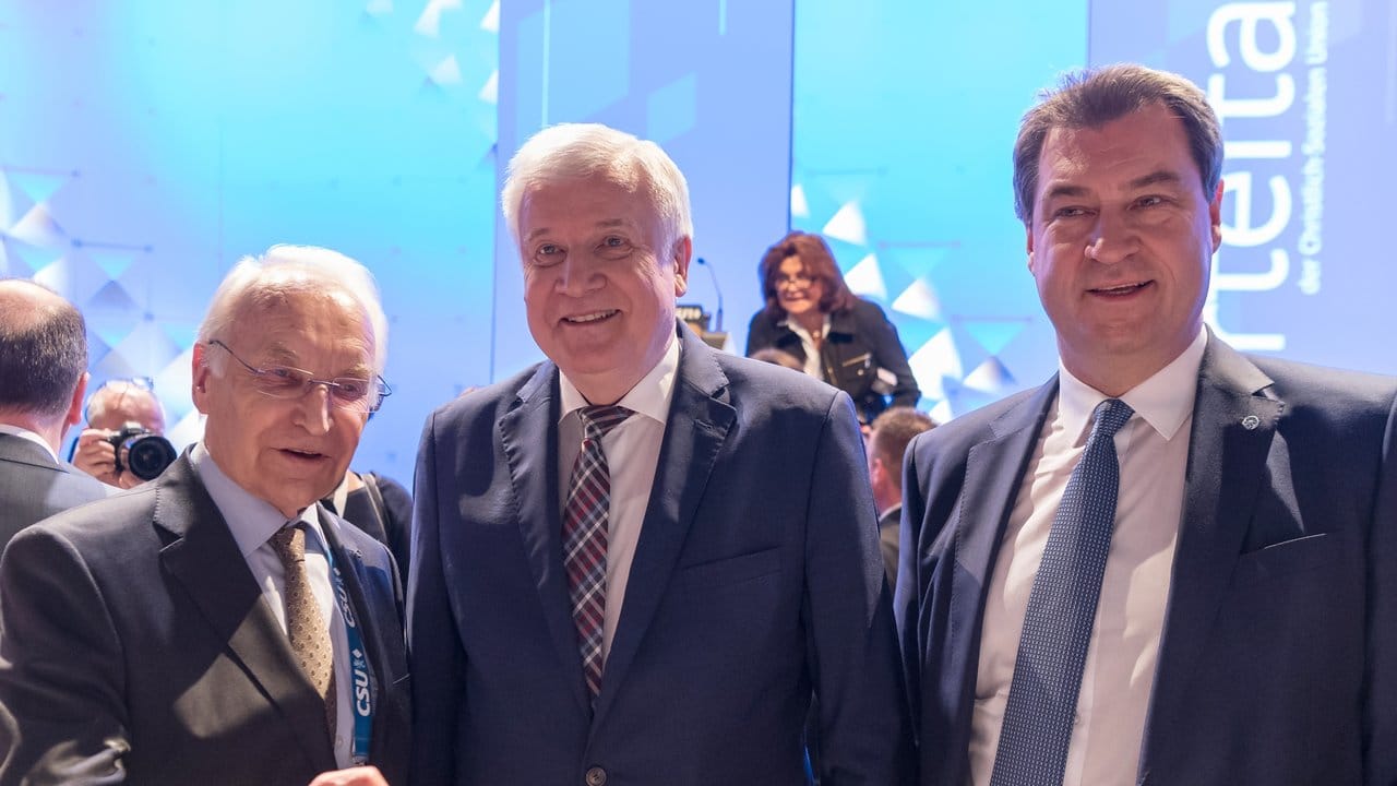 Edmund Stoiber, Horst Seehofer und Markus Söder unterhalten sich auf dem Sonderparteitag der CSU.