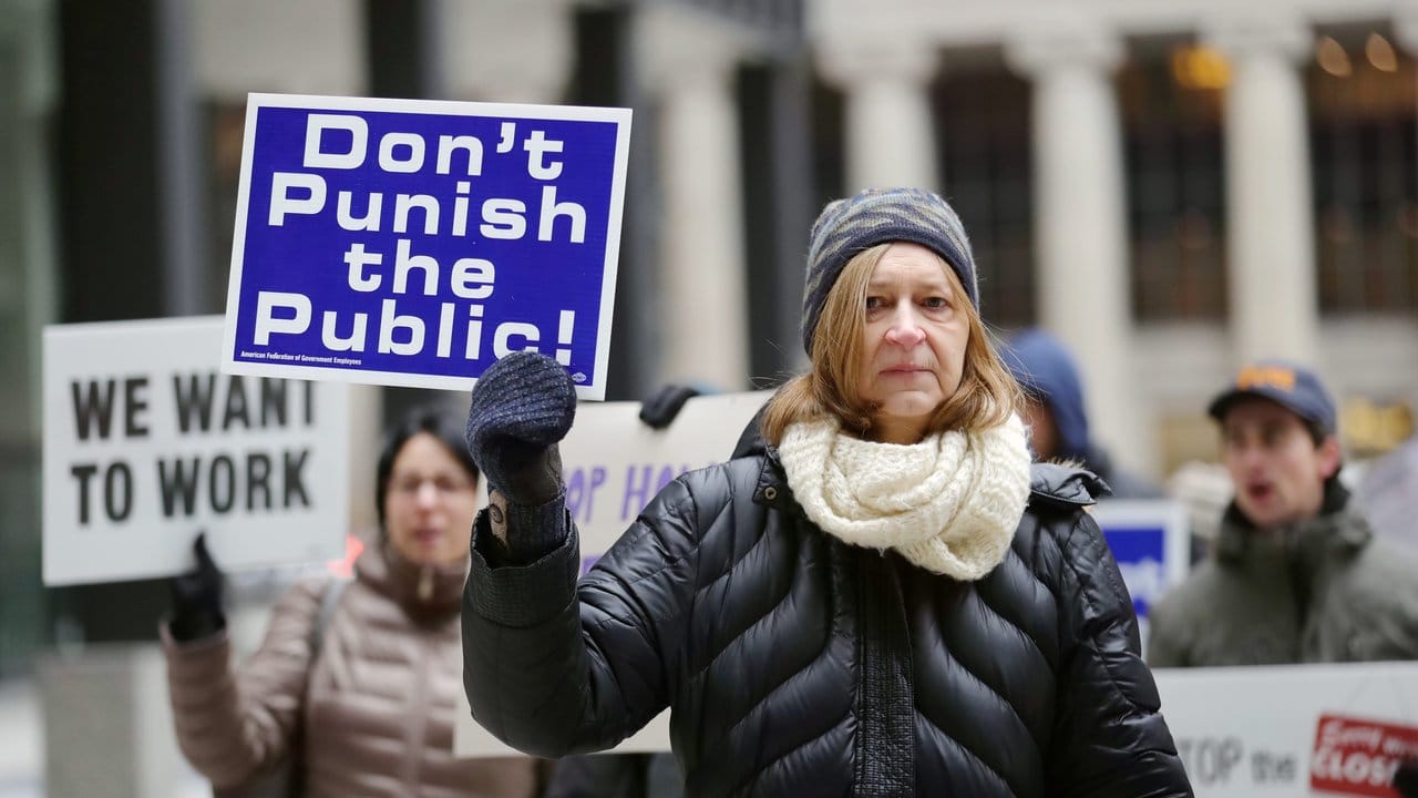 "Bestraft nicht die Allgemeinheit": Staatsbedienstete demonstrieren auf der Federal Plaza gegen den Shutdown in den USA.