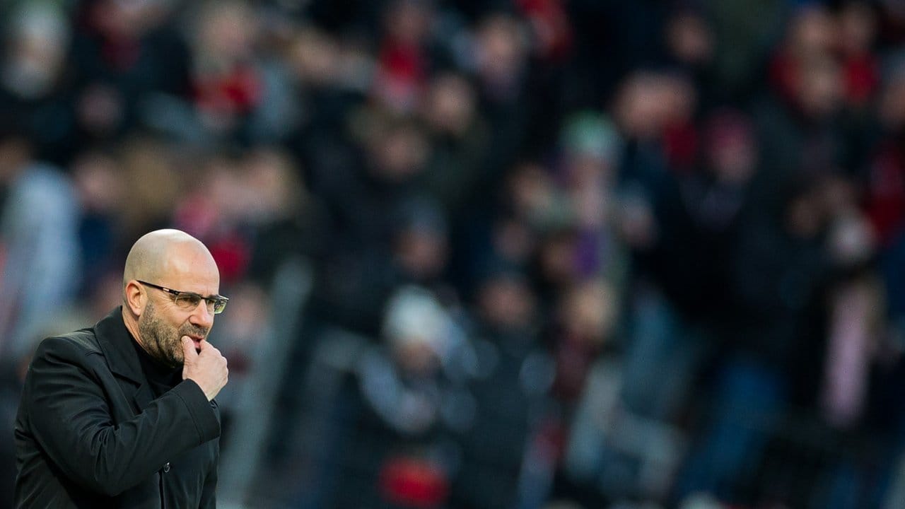 Bayer Leverkusen hat das erste Pflichtspiel unter dem neuen Trainer Peter Bosz verloren.