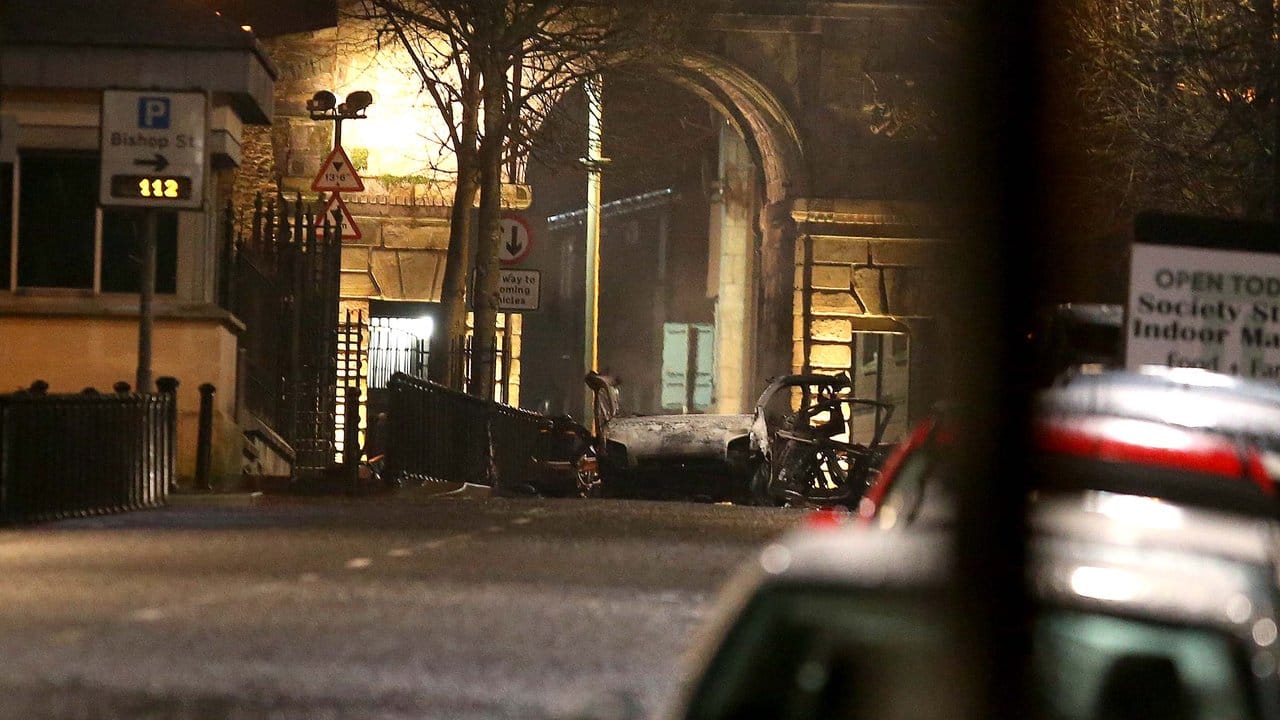 Nach der Explosion in der Innenstadt der nordirischen Stadt Londonderry geht die Polizei Hinweisen auf eine Autobombe nach.