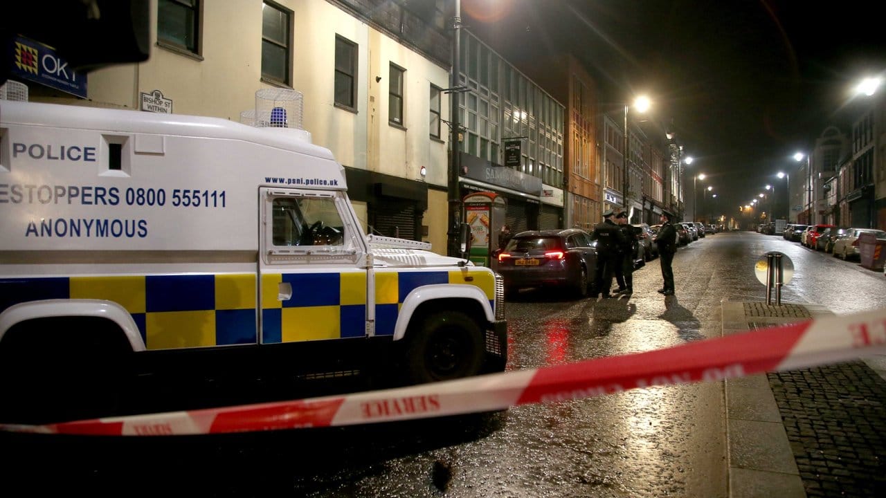 Polizisten ermitteln nach der Explosion einer Autobombe in der Bishop Street am abgesperrten Tatort.
