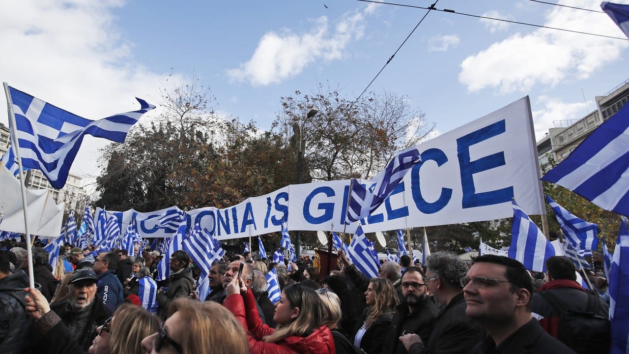 Aus Protest gegen die geplante Ratifizierung der Namensänderung Mazedoniens in Nord-Mazedonien haben sich Tausende Demonstranten in Athen versammelt. Aus Protest gegen die geplante Ratifizierung der Namensänderung Mazedoniens in Nord-Mazedonien haben sich Tausende Demonstranten in Athen versammelt.
