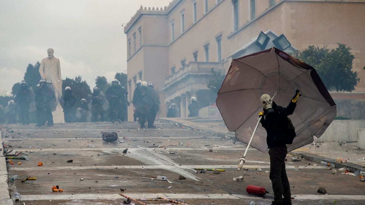Gut abgeschirmt und mit einer Gasmaske gegen Tränengas geschützt: Ein Demonstrant bei den Unruhen in Athen. Gut abgeschirmt und mit einer Gasmaske gegen Tränengas geschützt: Ein Demonstrant bei den Unruhen in Athen.