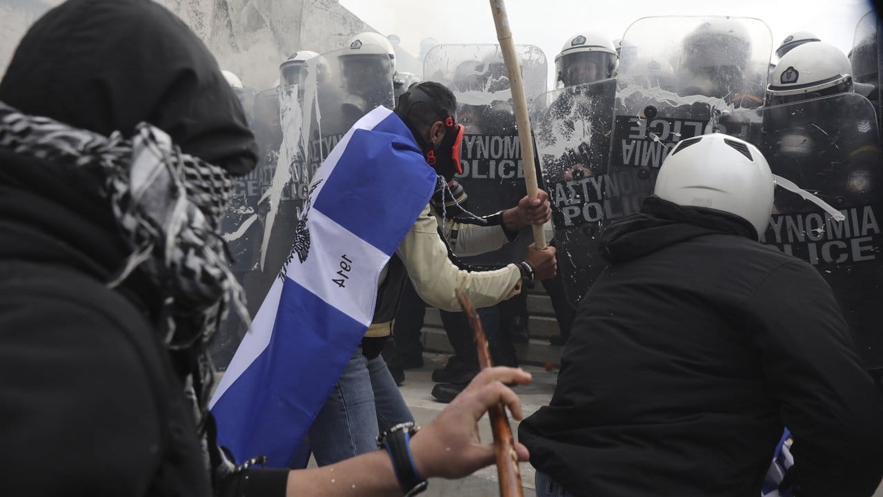 Konfrontation zwischen vermummten Demonstranten und Bereitschaftspolizisten in Athen. Konfrontation zwischen vermummten Demonstranten und Bereitschaftspolizisten in Athen.