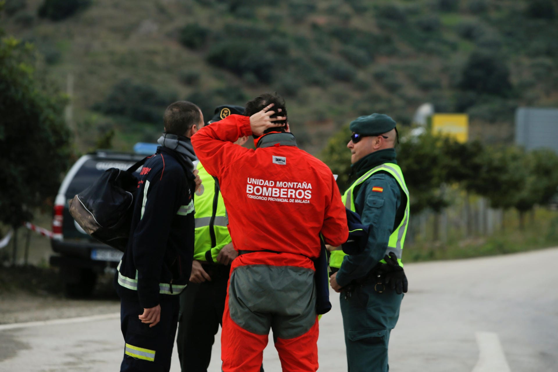 Feuerwehrleute der Bergwacht unterhalten sich mit spanischen Polizisten: "Julen ist inzwischen zum Sohn von uns allen geworden", sagt ein Ingenieur, der mit 100 Helfern an Julens Rettung arbeitet.