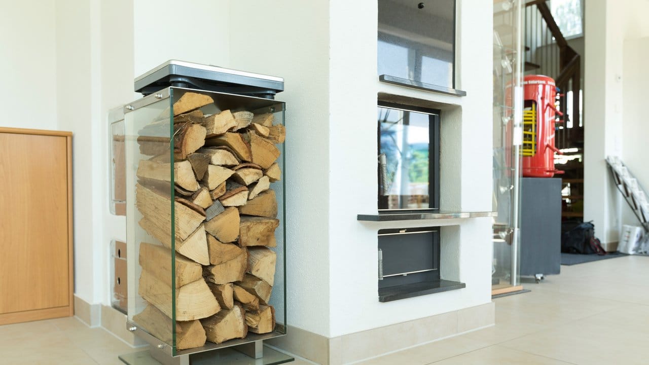 In diesem energieautarken Haus sichert ein Holzofen an kalten Tagen die Wärmeversorgung ab.