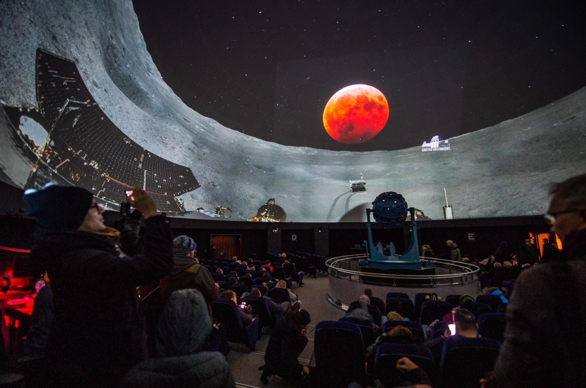 In Bochum verfolgten Fans das Phänomen im Planetarium