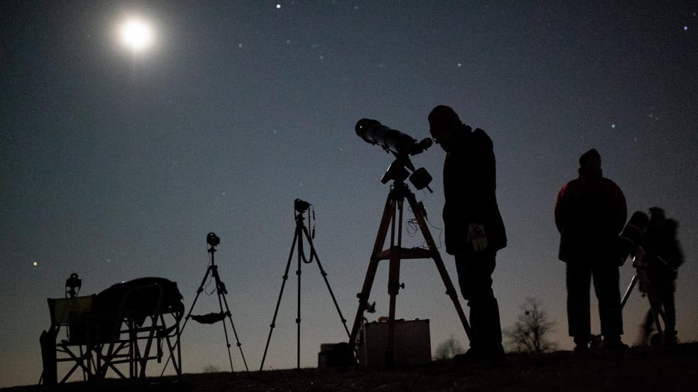 Hobbyastronomen warteten mit ihren Teleskopen und Kameras (Symbolbild): Ein Amrumer hat einen bisher unbekannten Kometen entdeckt.