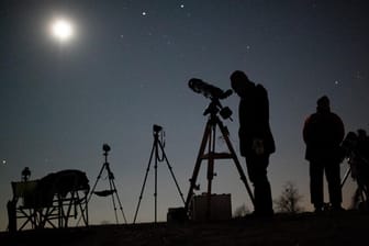 Hobbyastronomen warteten mit ihren Teleskopen und Kameras (Symbolbild): Ein Amrumer hat einen bisher unbekannten Kometen entdeckt.