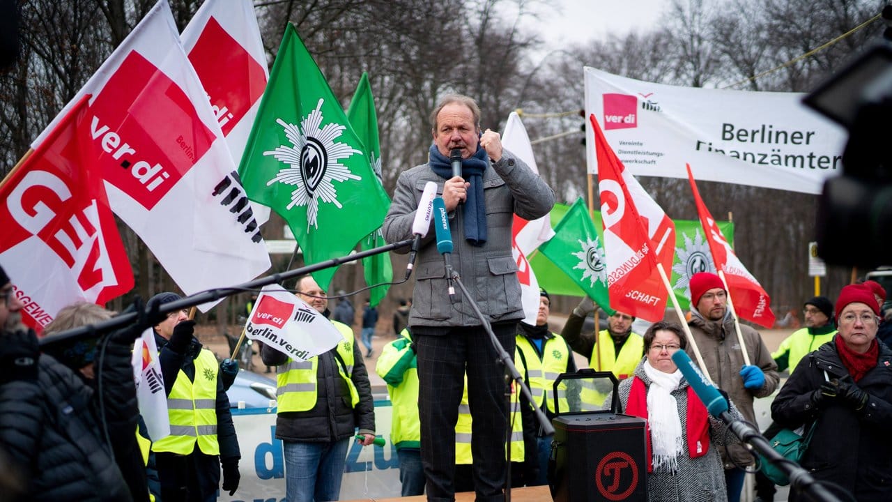 Frank Bsirske, Vorsitzender der Gewerkschaft ver. Frank Bsirske, Vorsitzender der Gewerkschaft ver.