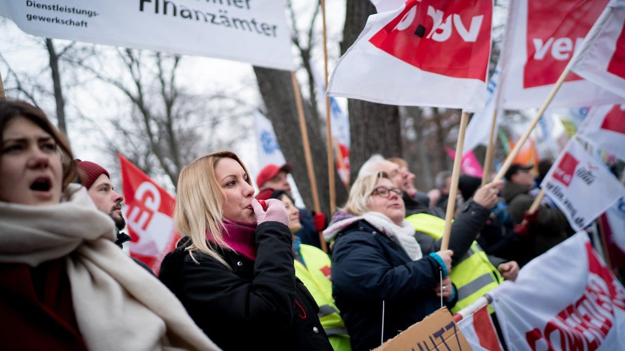 Gewerkschaftsanhänger demonstrieren zum Auftakt der Tarifverhandlungen Öffentlicher Dienst der Länder für eine Lohnsteigerung. Gewerkschaftsanhänger demonstrieren zum Auftakt der Tarifverhandlungen Öffentlicher Dienst der Länder für eine Lohnsteigerung.