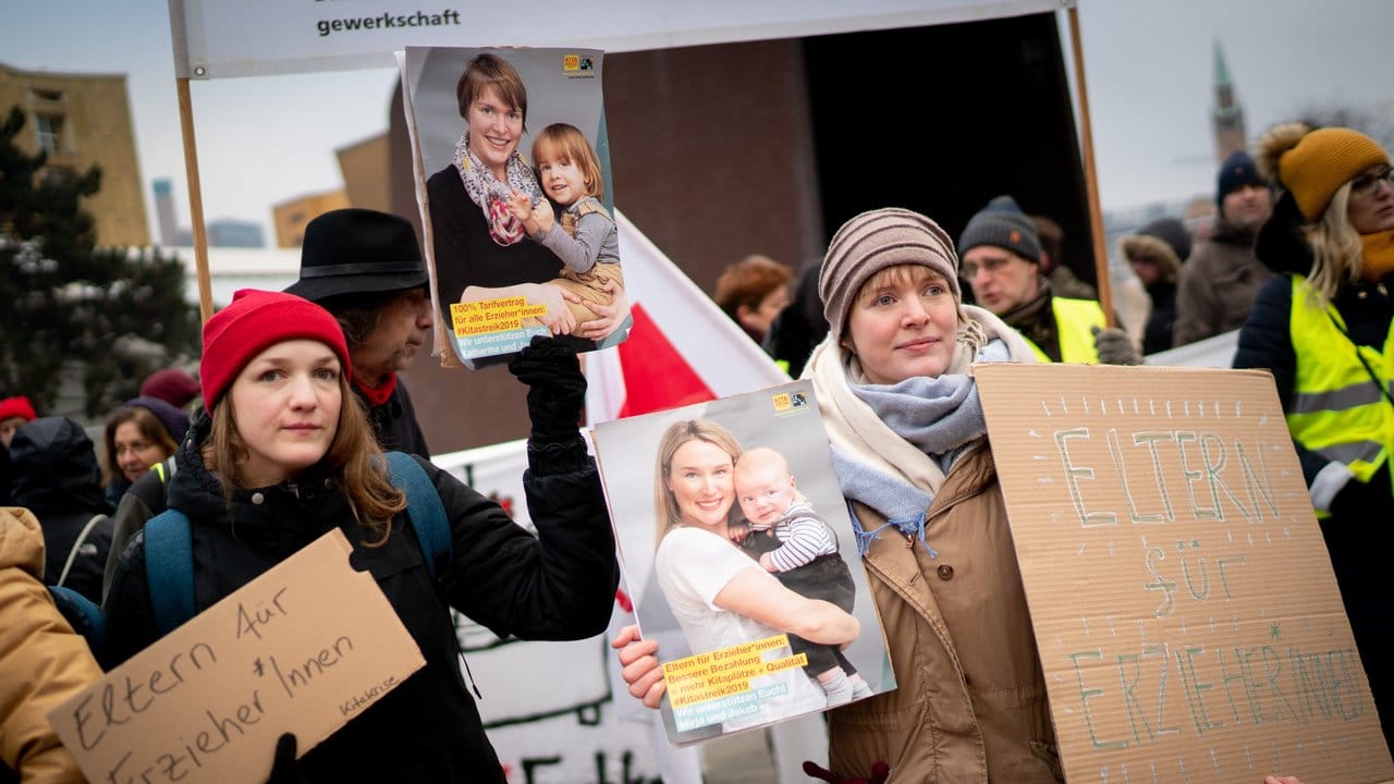 Die Gewerkschaft Verdi und der Beamtenbund dbb fordern sechs Prozent mehr Gehalt, mindestens aber 200 Euro pro Monat mehr.