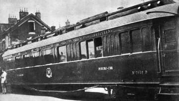 1918: In einem Eisenbahn-Salonwagen wird der Waffenstillstandsvertrag zwischen Deutschland und den Westmächten Frankreich und Großbritannien nahe der Stadt Compiègne unterschrieben. Damit endet faktisch der Erste Weltkrieg, bei dem Millionen Menschen ihr Leben verloren haben.