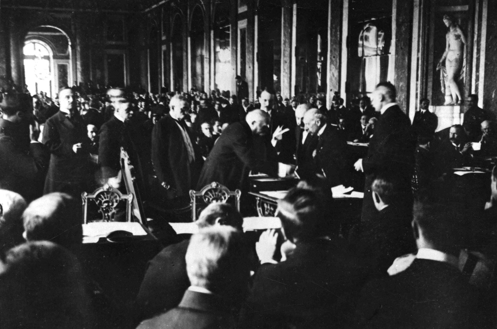 Bei der Pariser Friedenskonferenz wird 1919 dann der Friedensvertrag von Versailles vor allem von Frankreich, Großbritannien und den USA ausgearbeitet. Mit seiner Unterzeichnung endet der Erste Weltkrieg auch offiziell, der Völkerbund wird begründet. Deutschlands muss die alleinige Verantwortung für den Kriegsausbruch übernehmen.
