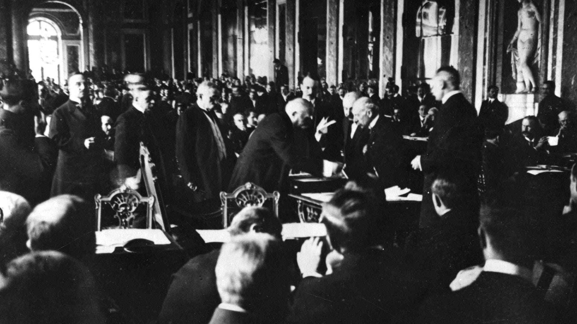 Bei der Pariser Friedenskonferenz wird 1919 dann der Friedensvertrag von Versailles vor allem von Frankreich, Großbritannien und den USA ausgearbeitet. Mit seiner Unterzeichnung endet der Erste Weltkrieg auch offiziell, der Völkerbund wird begründet. Deutschlands muss die alleinige Verantwortung für den Kriegsausbruch übernehmen.