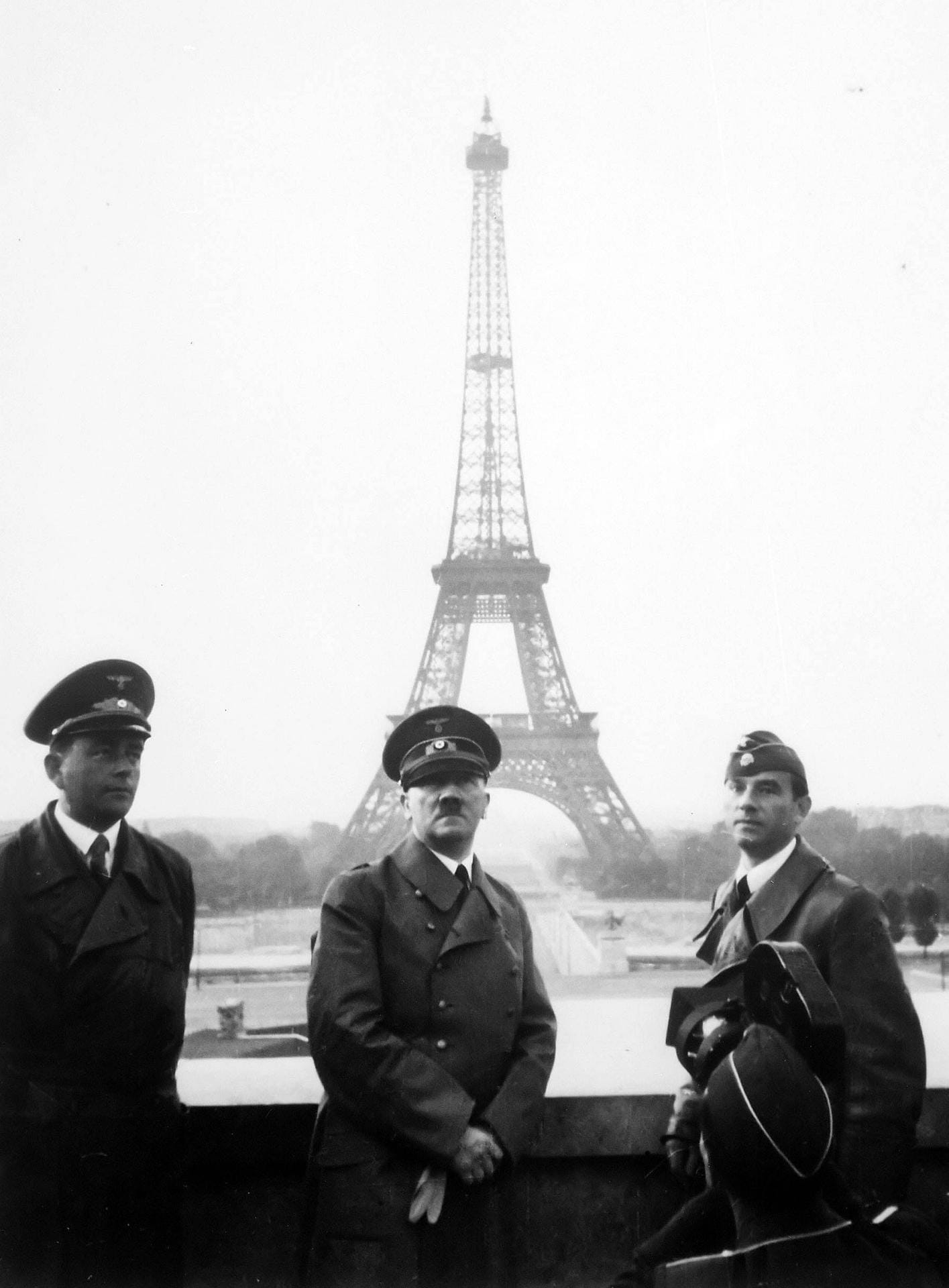 Als Zeichen des Triumphs über den "Erzfeind" Frankreich posiert Hitler 1940 auch vor dem Eiffelturm in Paris. Der deutsche Diktator blieb allerdings nur rund zwei Stunden in der französischen Hauptstadt.