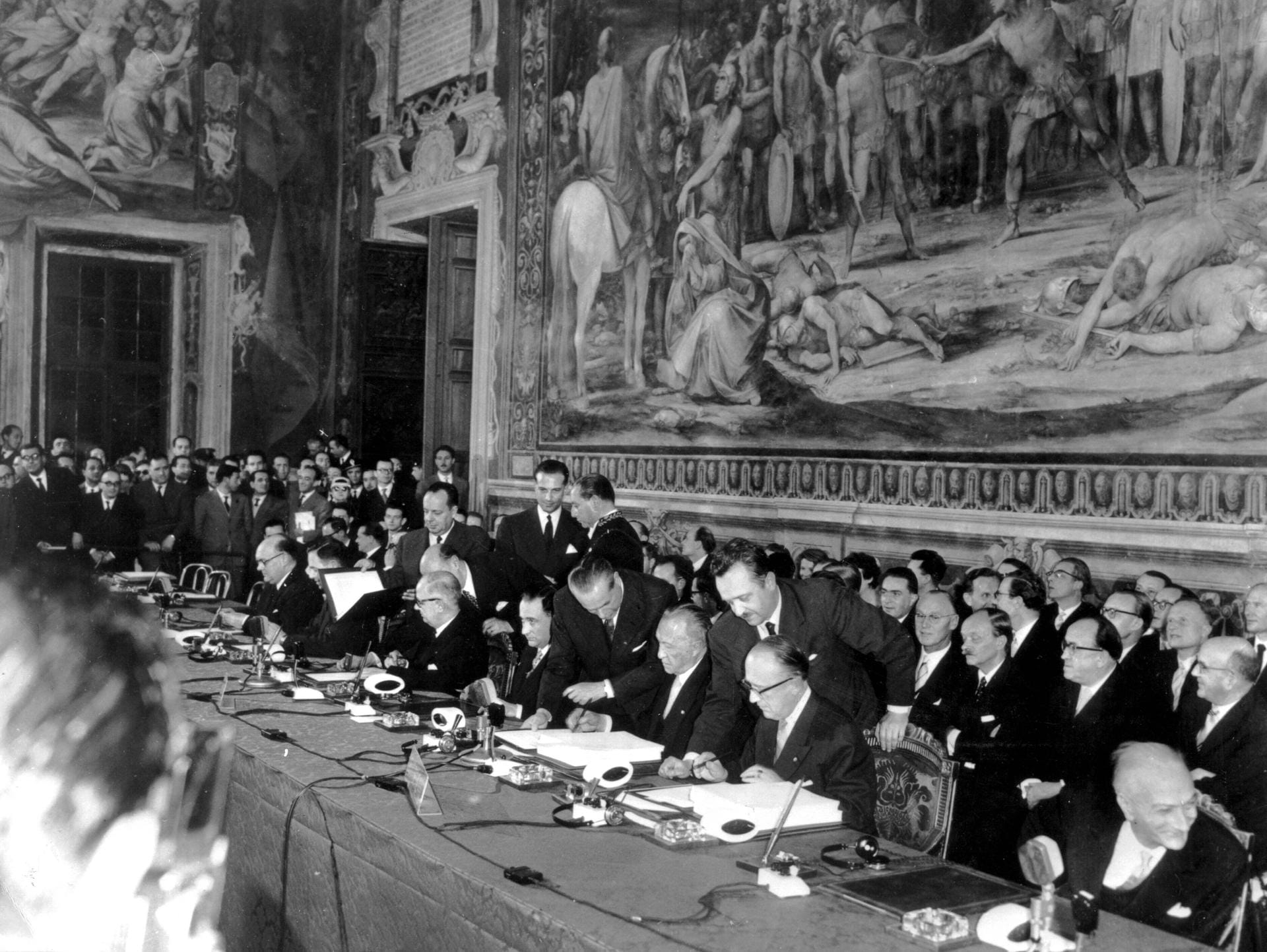 Am 25. März 1957 unterzeichnen Belgien, Deutschland, Frankreich, Italien, Luxemburg und die Niederlande in Rom die Römischen Verträge. Damit ist der Grundstein für die spätere Gründung der Europäischen Union geschaffen. Mit Deutschland und Frankreich sitzen ehemalige Feinde nun als Partner an einem Tisch. Bundeskanzler Konrad Adenauer ist für Deutschland vor Ort.