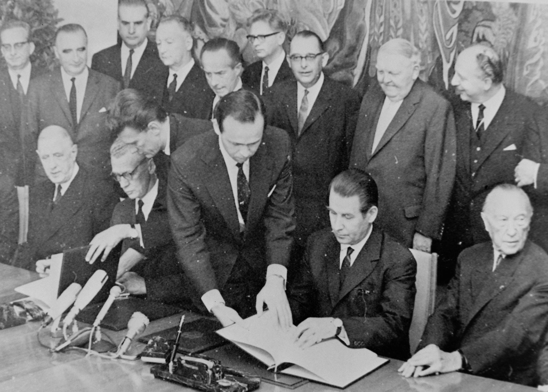 Am 22. Januar 1963 unterzeichnen Bundeskanzler Konrad Adenauer und der französische Staatspräsident Charles de Gaulle im Pariser Élysée-Palast den Vertrag der Deutsch-Französischen Freundschaft.