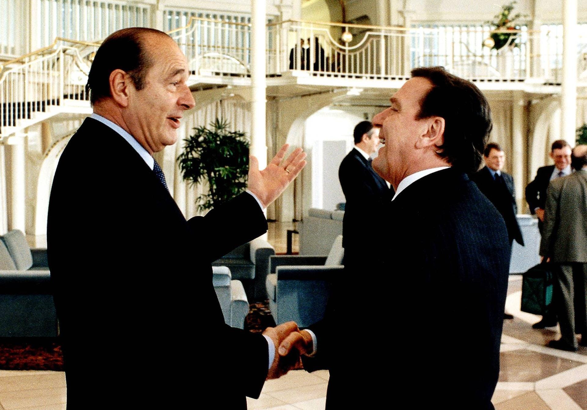 Aus Verbündeten werden Freunde: Der französische Präsident Jacques Chirac und Bundeskanzler Gerhard Schröder initiieren 2003 anlässlich des 40. Jahrestages der Unterzeichnung des deutsch-französischen Freundschaftsvertrags 1963 den "Deutsch-Französischen Tag".