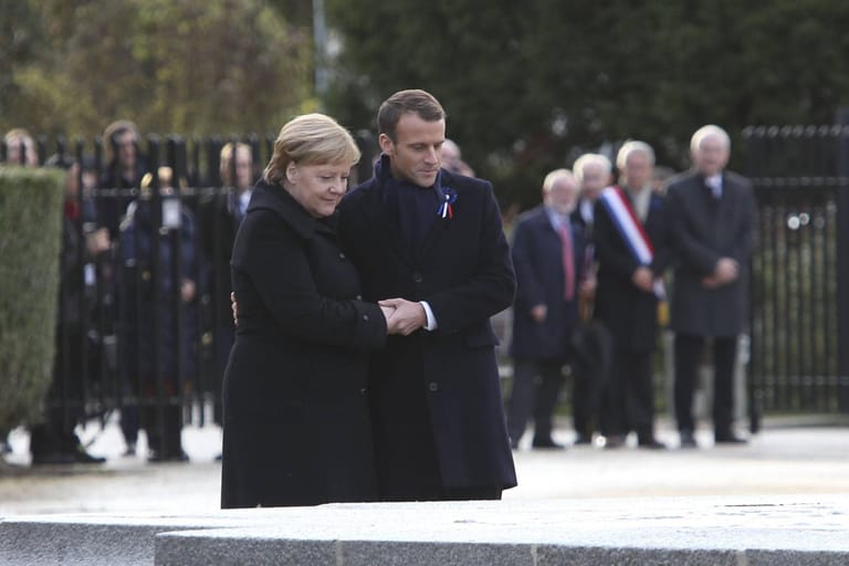 2018: Bundeskanzlerin Angela Merkel und Frankreichs Präsident Emmanuel Macron gedenken in Compiègne der Opfer des Ersten Weltkrieges. Arm in Arm stehen sie an dem Ort, wo Deutsche und Franzosen sich einst als Feinde gegenüberstanden.
