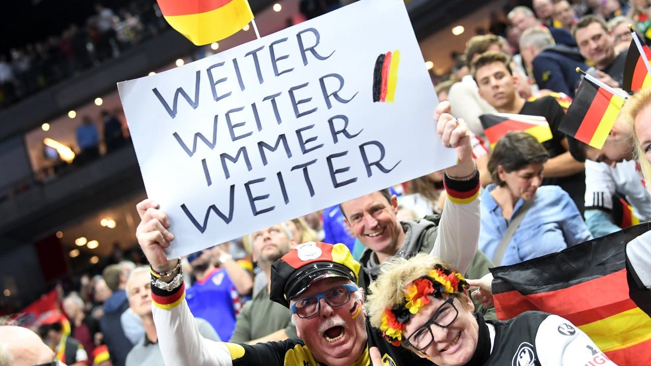 Die deutschen Fans in der Lanxess Arena in Köln feiern ihre Nationalmannschaft.