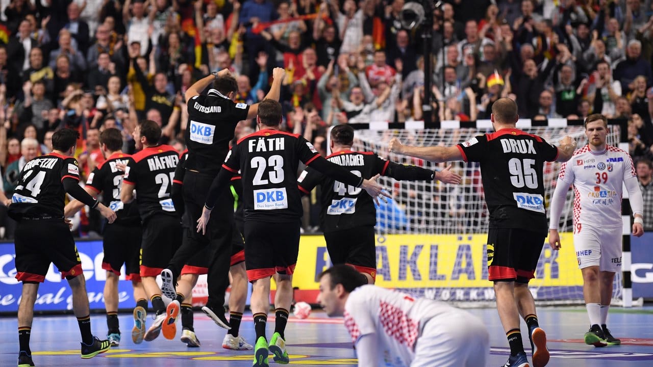 Deutschlands Handballer jubeln nach dem Sieg über Kroatien und den Einzug ins WM-Halbfinale.