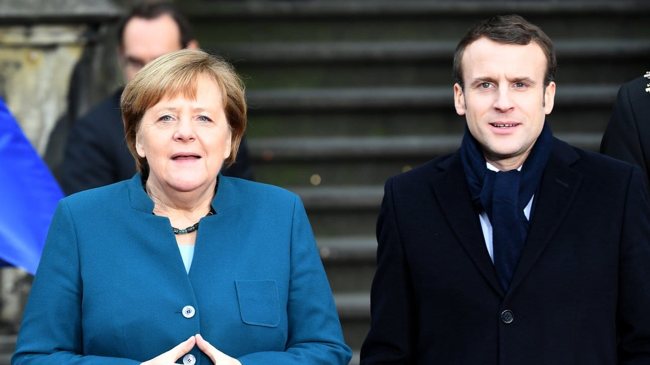 Bundeskanzlerin Merkel und Emmanuel Macron kommen zur Unterzeichnungszeremonie des neuen deutsch-französischen Freundschaftsvertrags.
