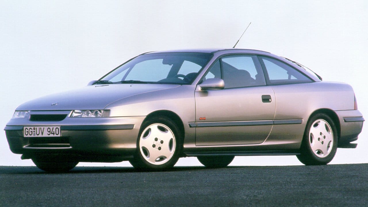 Ende der 80er Jahre wurde der Calibra vor allem als Antwort von Opel auf den Erfolg japanischer Coupés geplant. Ende der 80er Jahre wurde der Calibra vor allem als Antwort von Opel auf den Erfolg japanischer Coupés geplant.