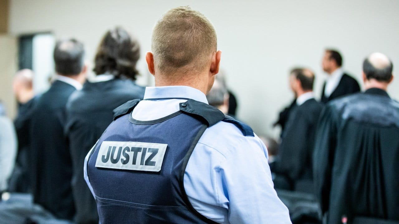 Die Angeklagten sollen versucht zu haben, das ebenfalls aus Syrien stammende Opfer zu ermorden.