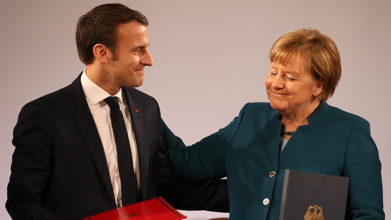 Emmanuel Macron und Angela Merkel haben den Vertrag unterzeichnet.