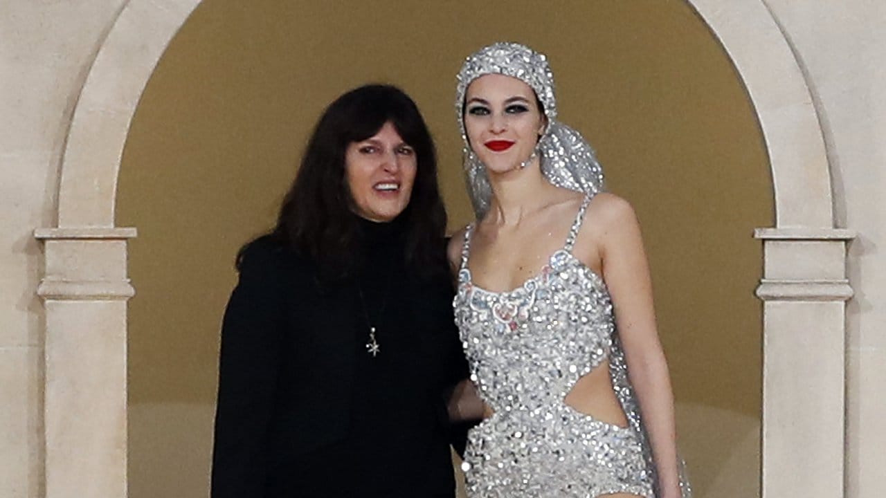 Die Modedesignerin Virginie Viard (l) und ein Model in Paris. Die Modedesignerin Virginie Viard (l) und ein Model in Paris.