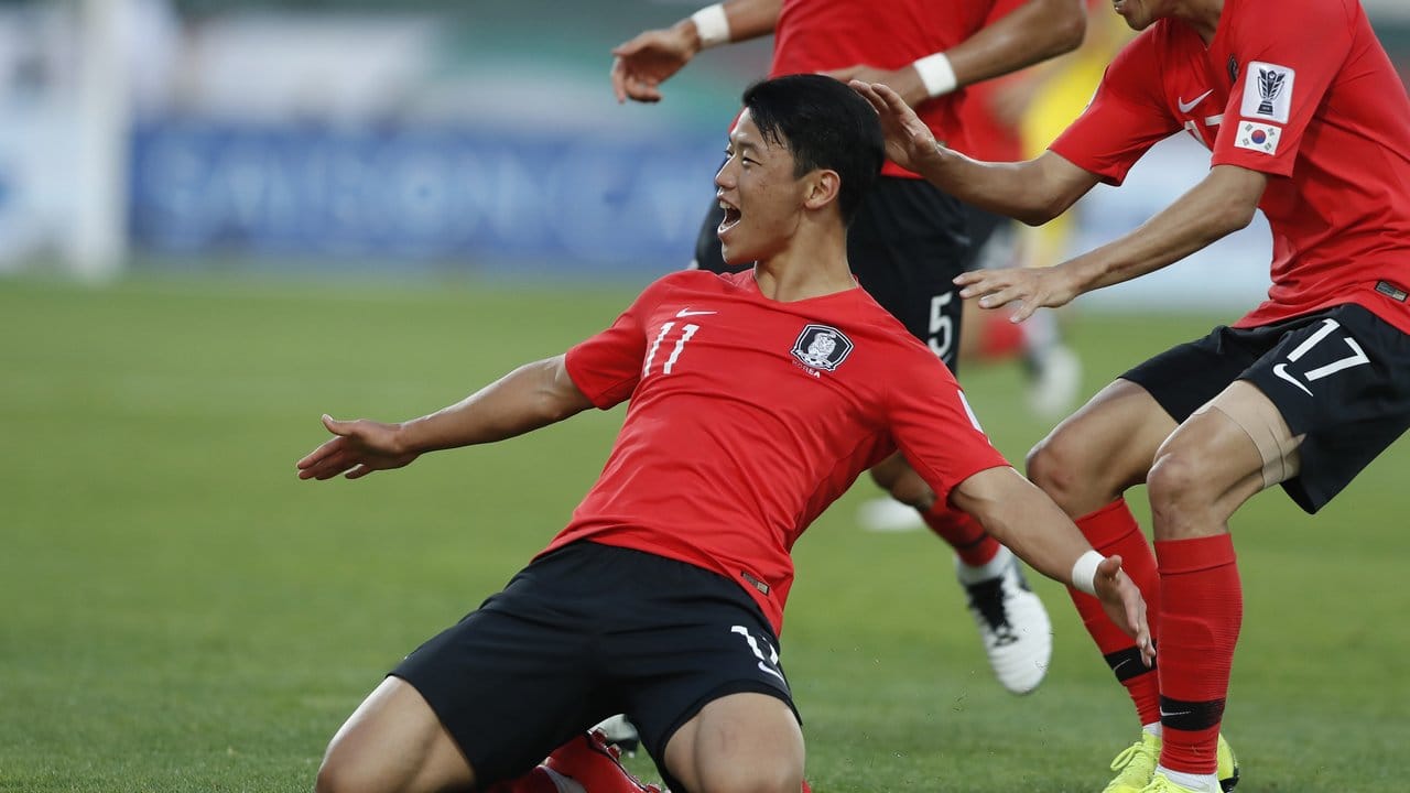 Hwang Hee-Chan (l) bejubelt seinen Treffer zum 1:0 für Südkorea gegen Bahrain.