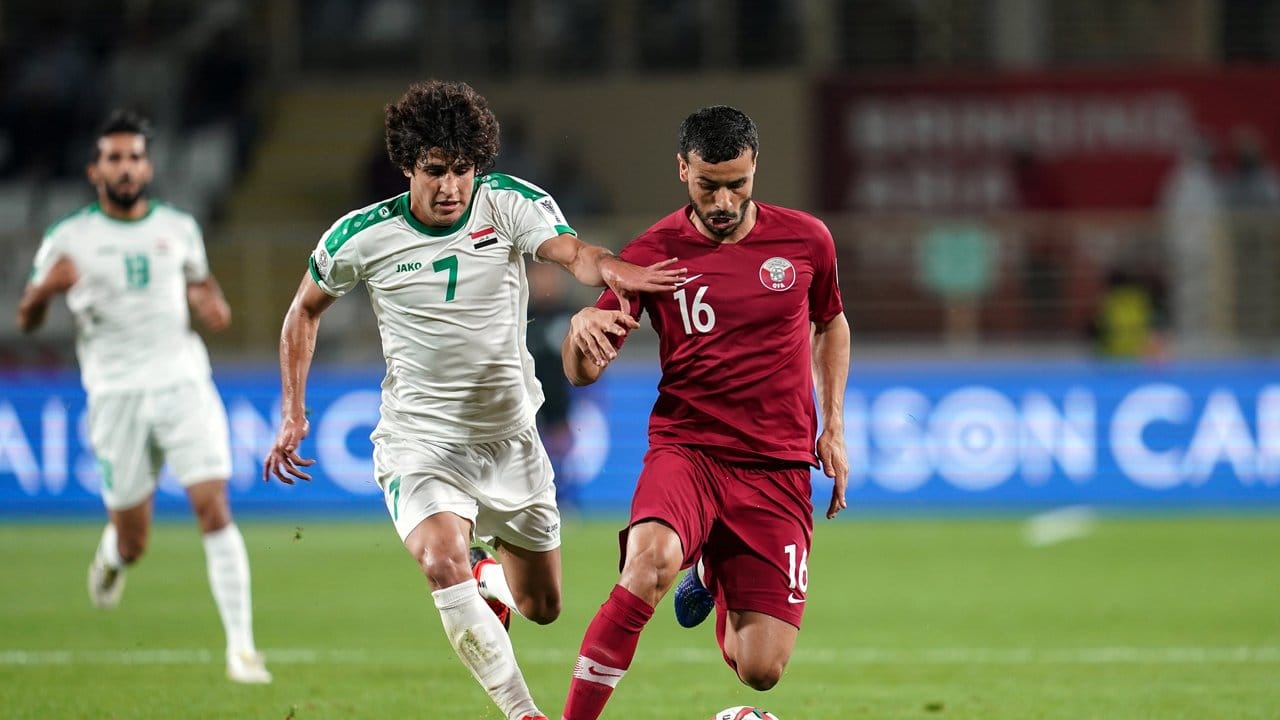 Der Iraker Safa Abdullah (l) kämpft gegen Boualem Khoukhi aus Katar um den Ball.