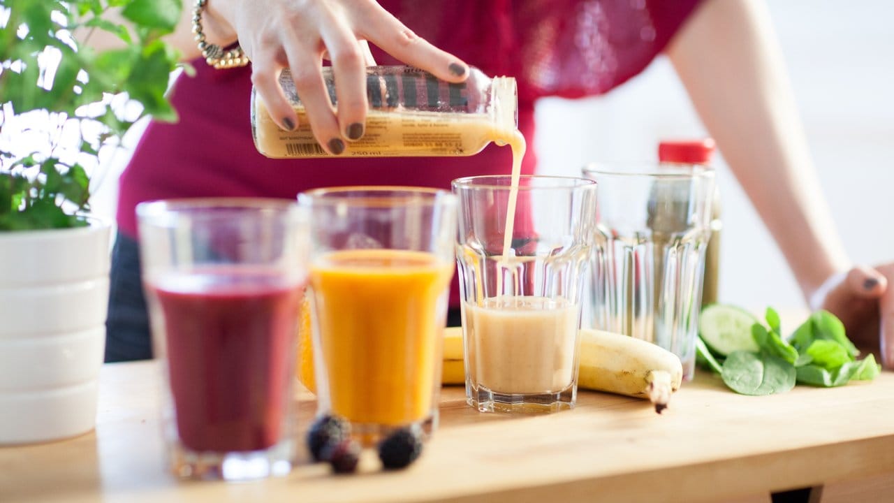 Nicht auf nüchternen Magen: Den Smoothie zum Frühstück sollte man immer mit anderen Lebensmitteln wie Joghurt kombinieren. Nicht auf nüchternen Magen: Den Smoothie zum Frühstück sollte man immer mit anderen Lebensmitteln wie Joghurt kombinieren.