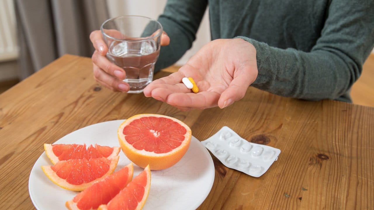 Schwierige Kombination: Die Stoffe in der Grapefruit beeinflussen Enzyme im Körper - und damit auch die Wirkung mancher Medikamente. Schwierige Kombination: Die Stoffe in der Grapefruit beeinflussen Enzyme im Körper - und damit auch die Wirkung mancher Medikamente.