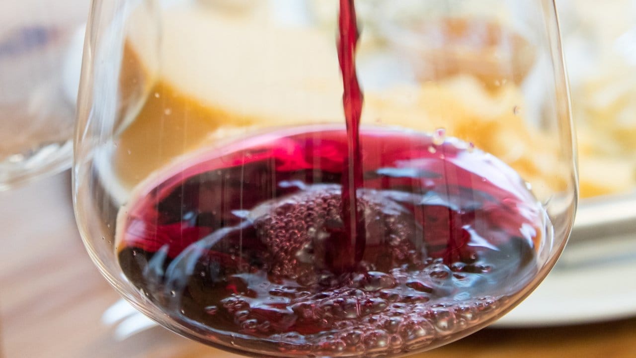 Der Wein zum guten Essen gehört für viele dazu. Der Wein zum guten Essen gehört für viele dazu.