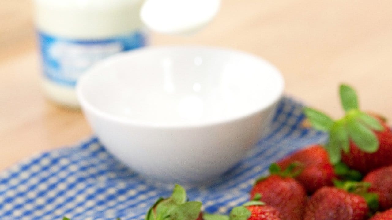 Ideale Begleitung: Der Joghurt zu den Erdbeeren sorgt dafür, dass die Fructose im Obst gut verarbeitet wird - ansonsten droht zum Beispiel Durchfall. Ideale Begleitung: Der Joghurt zu den Erdbeeren sorgt dafür, dass die Fructose im Obst gut verarbeitet wird - ansonsten droht zum Beispiel Durchfall.