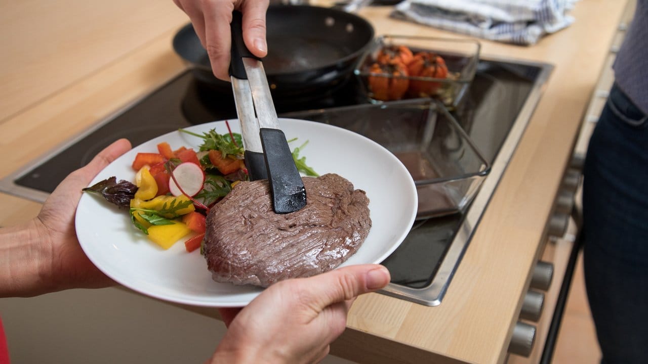 Erst den Salat, dann das Steak: Die meisten Lebensmittel-Kombinationen sind unbedenklich - die Reihenfolge spielt aber durchaus eine Rolle. Erst den Salat, dann das Steak: Die meisten Lebensmittel-Kombinationen sind unbedenklich - die Reihenfolge spielt aber durchaus eine Rolle.
