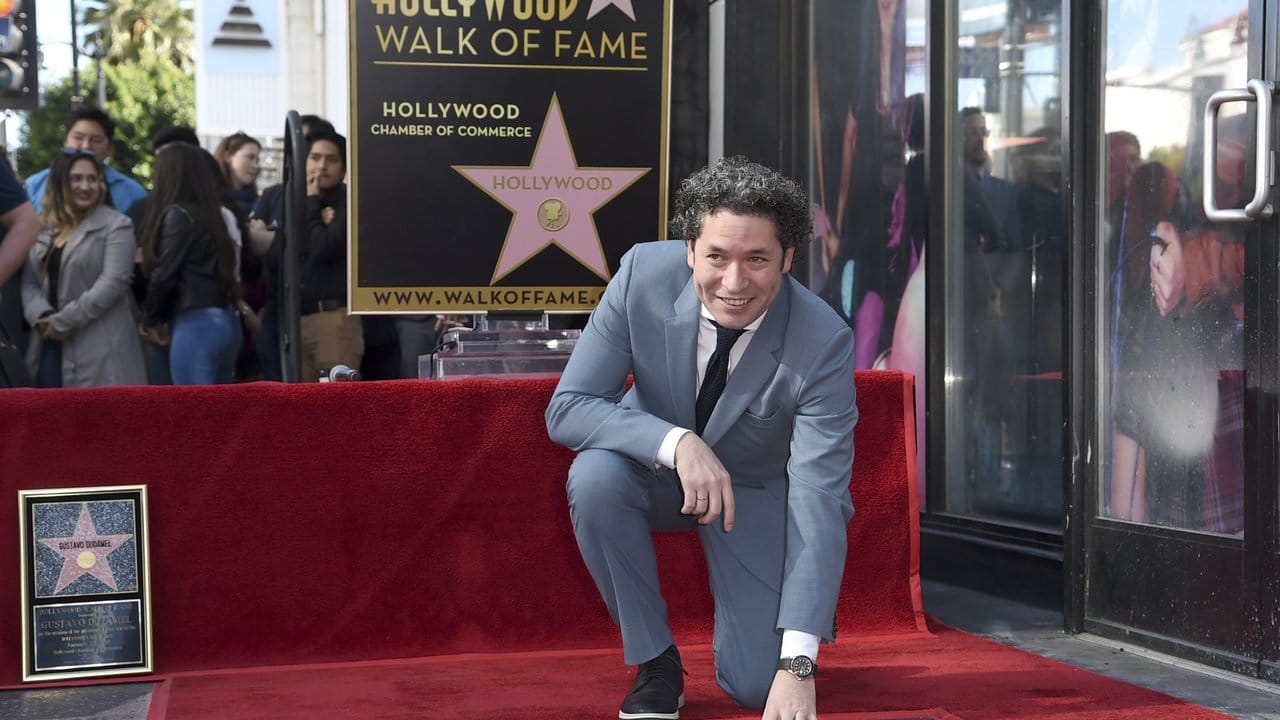 Dirigent Gustavo Dudamel bewundert seinen Stern auf dem Hollywood Walk of Fame.