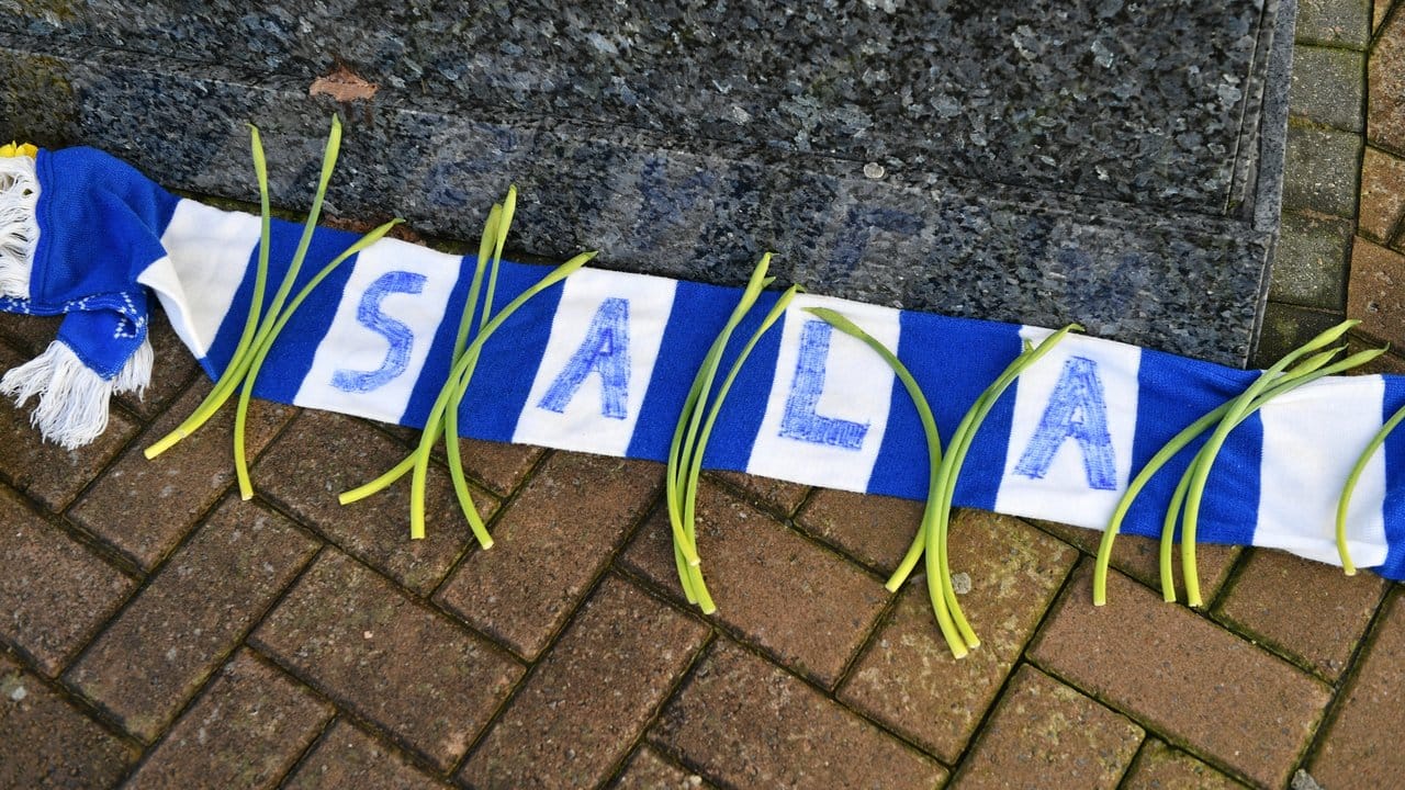 Blumen liegen auf einem Fanschal mit dem Namen Sala vor dem Cardiff City Stadion.