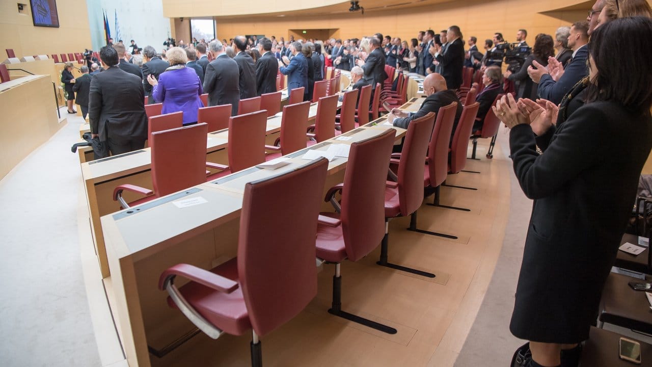 Leere Stuhlreihen der AfD-Fraktion während der Rede von Charlotte Knobloch, ehemalige Präsidentin des Zentralrats der Juden in Deutschland, im Bayerischen Landtag.