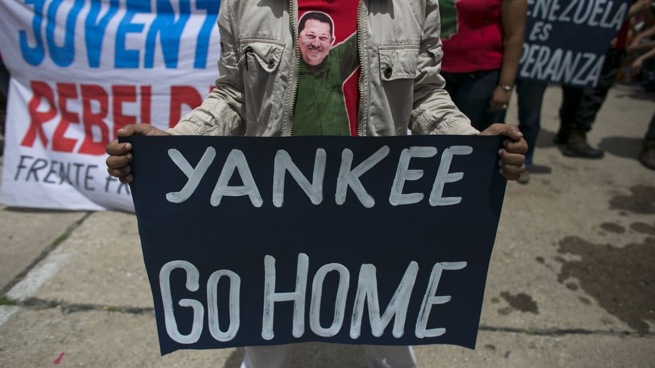 "Yankee go home", fordert ein Anhänger der venezolanischen Regierung - doch ist nicht auszuschließen, dass die US-Yankees ohnehin schon längst zuhause sind.